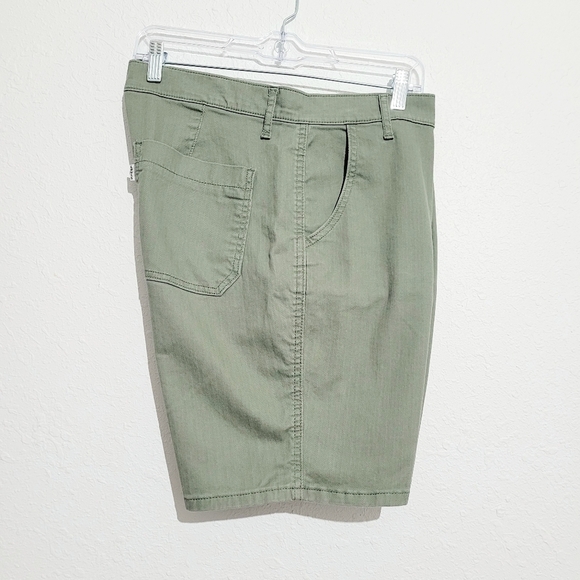 LEVI'S mens Flat Front Chino Casual Shorts Size 30 Green Stretch Comfortable - Picture 3 of 9